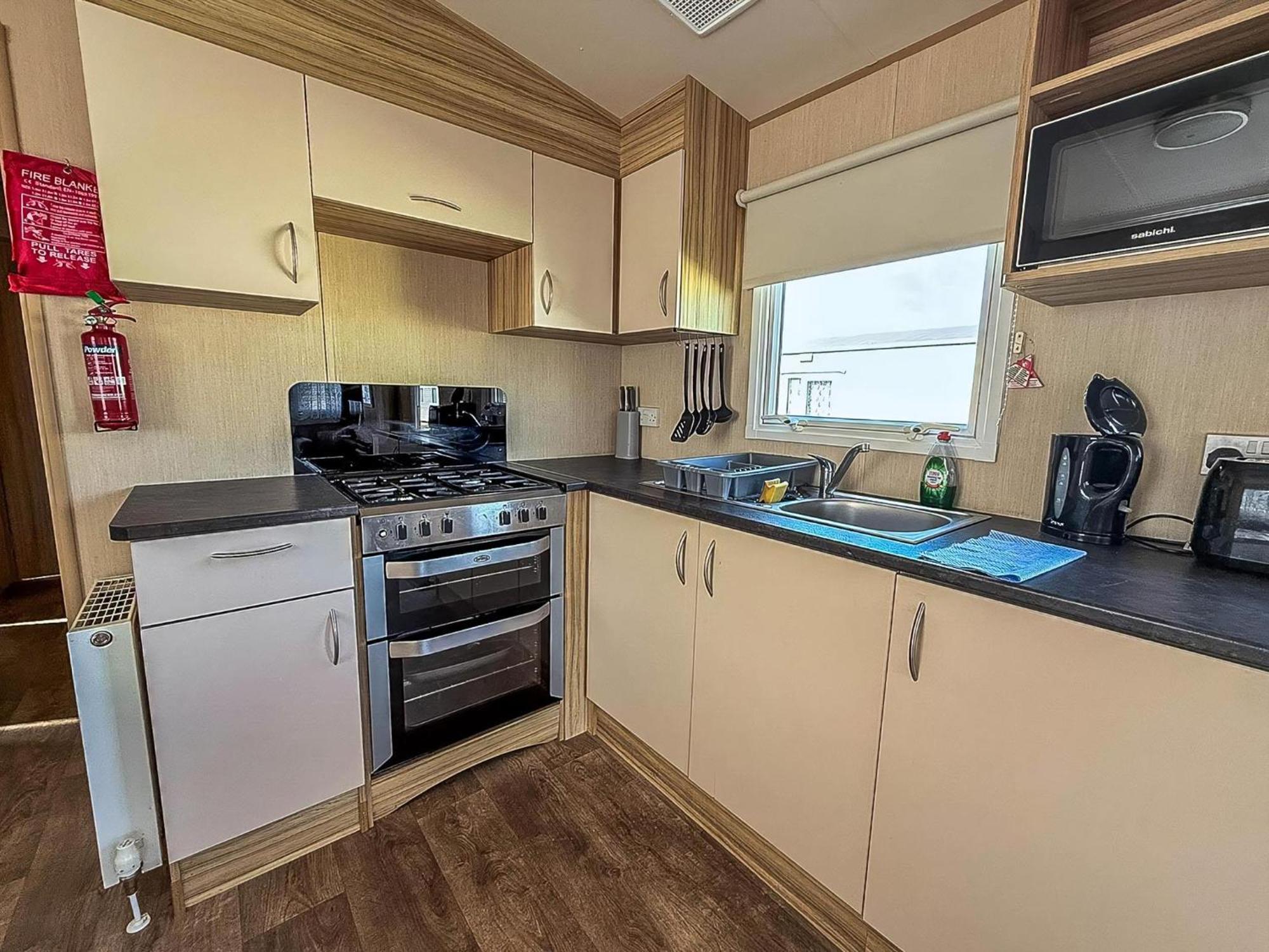 Great 8 Berth Caravan In Norfolk Near To Great Yarmouth Ref 20178Bs Hopton on Sea Экстерьер фото